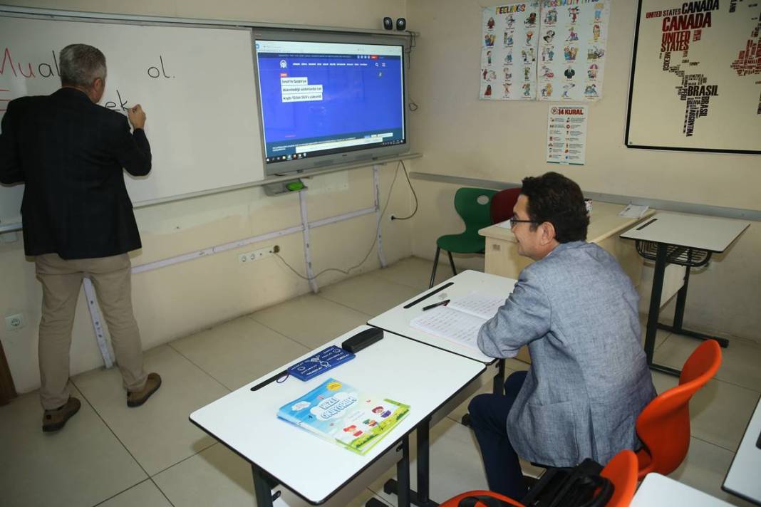 Hafızasını kaybedince okuma yazmayı da unuttu! 49 yaşındaki iş insanı, yeniden ilkokula başladı 4